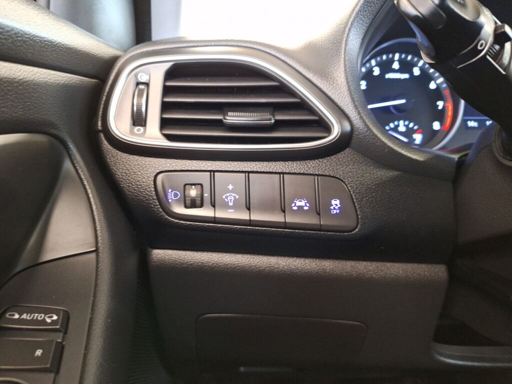 Hyundai i30 5d 2018 Punainen