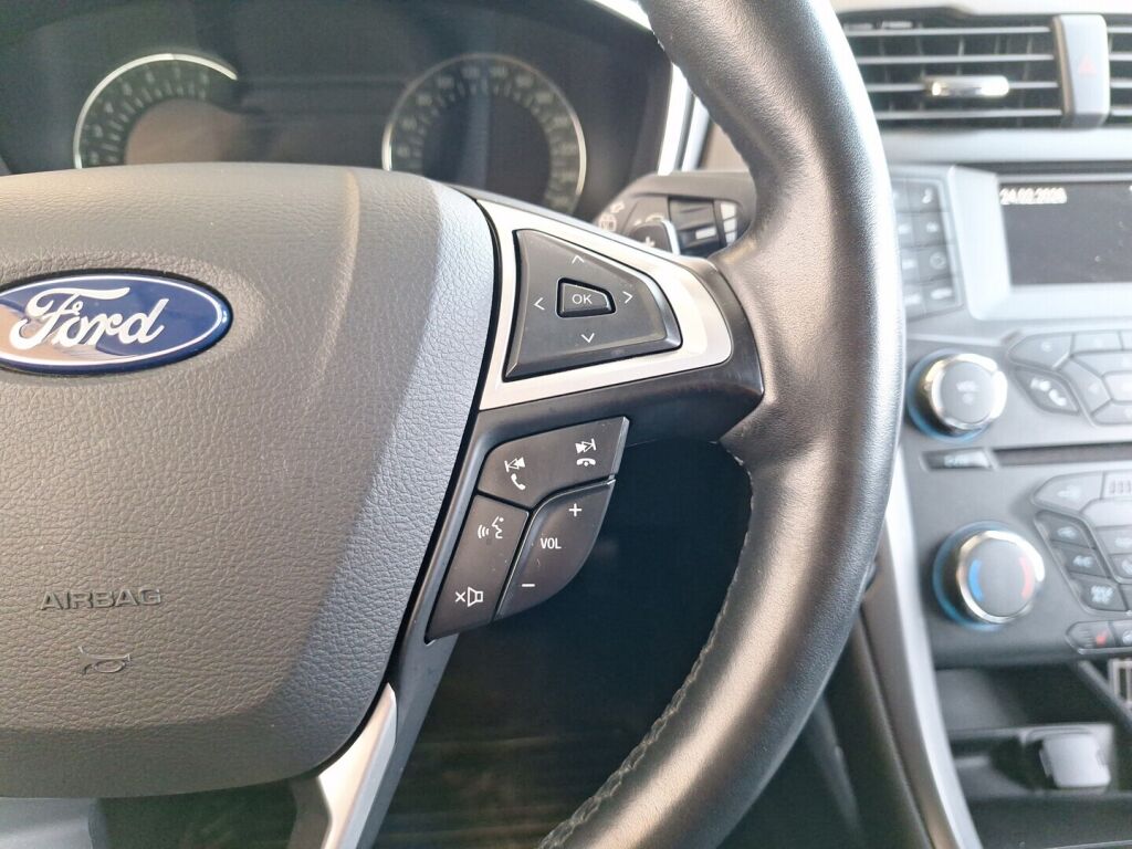 Ford Mondeo 2015 Punainen