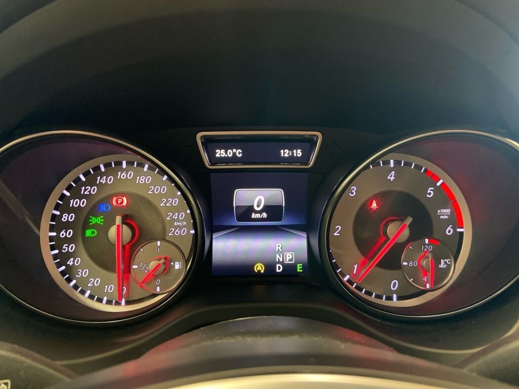 Mercedes-Benz GLA 2015 Punainen