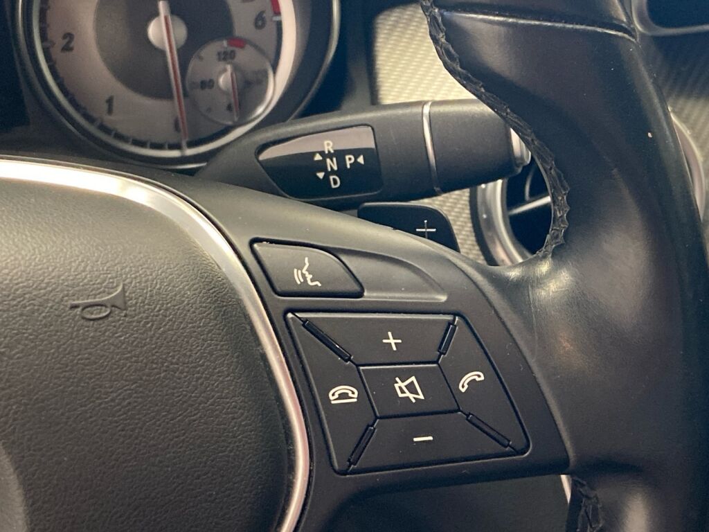 Mercedes-Benz GLA 2015 Punainen