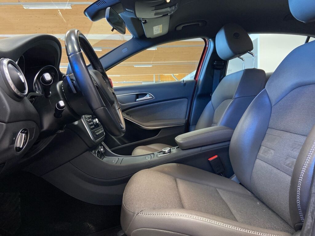 Mercedes-Benz GLA 2015 Punainen