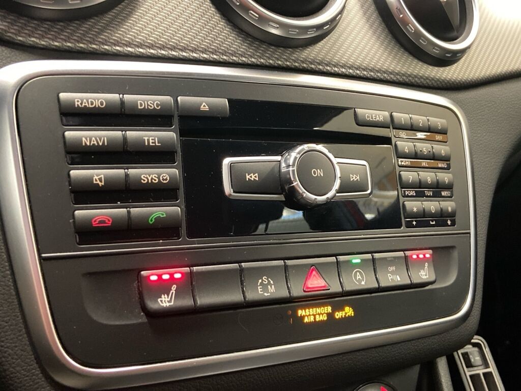 Mercedes-Benz GLA 2015 Punainen