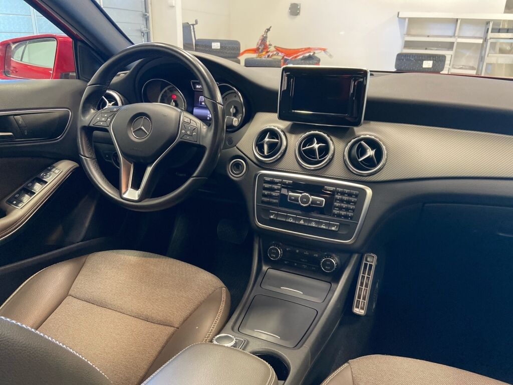 Mercedes-Benz GLA 2015 Punainen