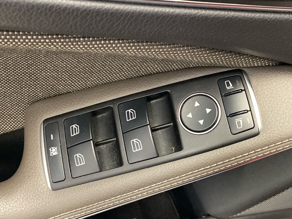 Mercedes-Benz GLA 2015 Punainen