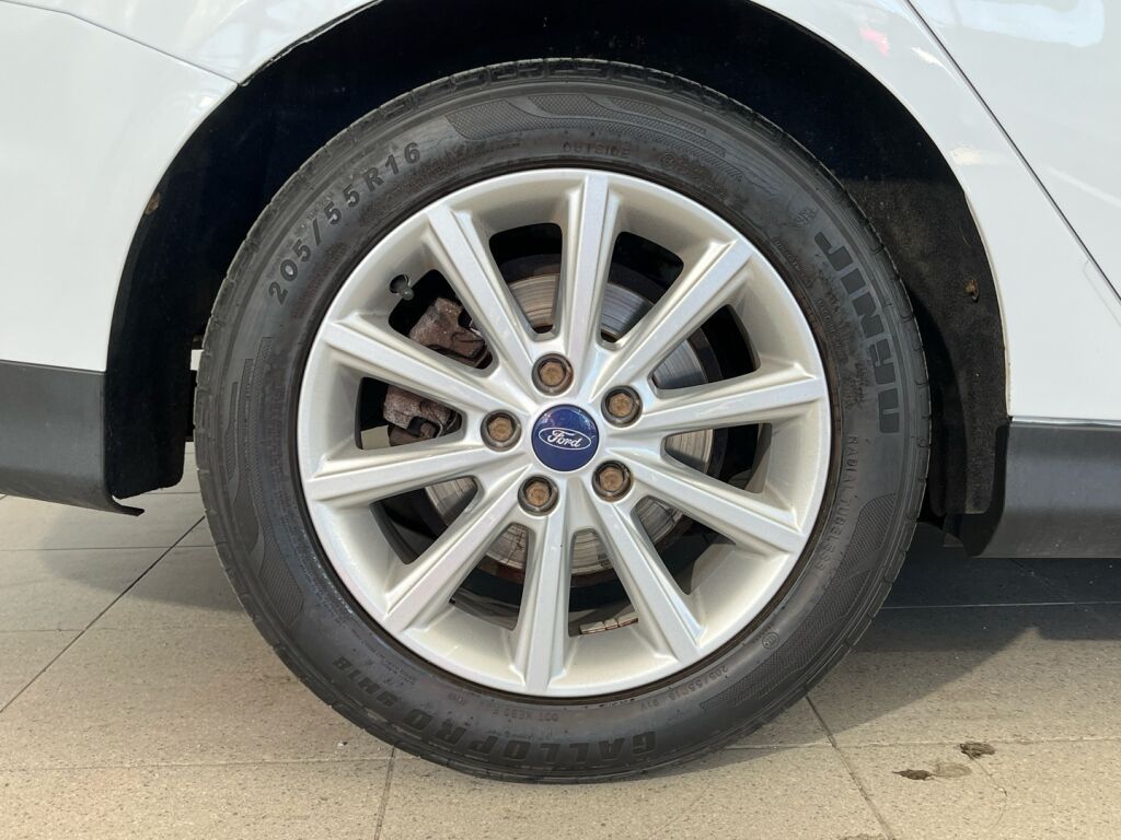 Ford Focus 2015 Valkoinen