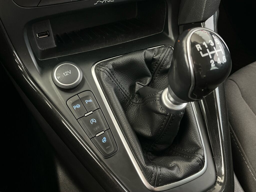 Ford Focus 2015 Valkoinen