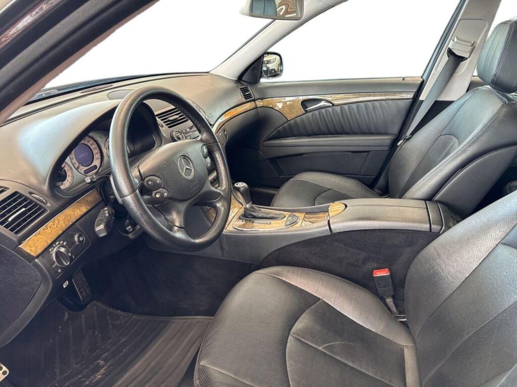Mercedes-Benz E 2007 Musta