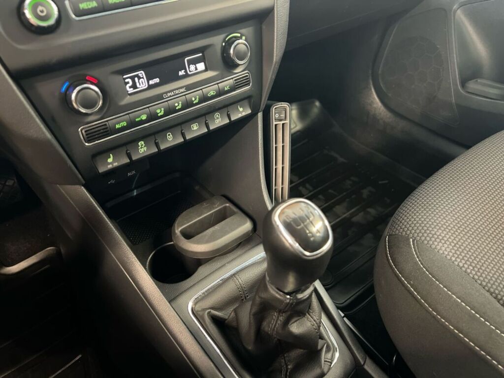 Skoda Rapid 2015 Sininen