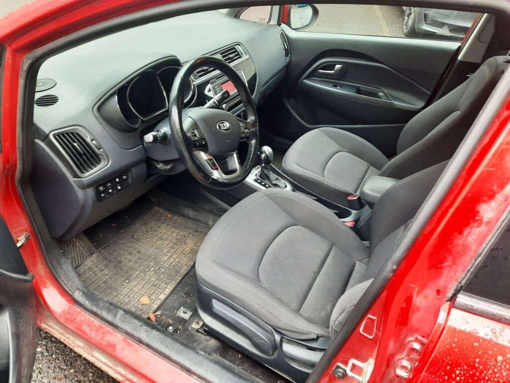 Kia Rio 2015 Punainen