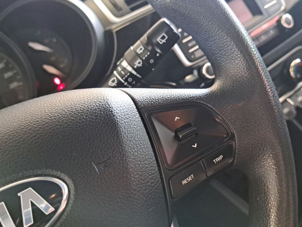 Kia Rio 2015 Keltainen