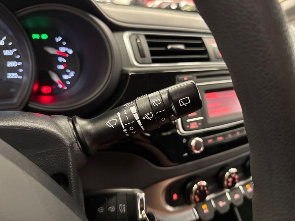 Kia Rio 2015 Punainen