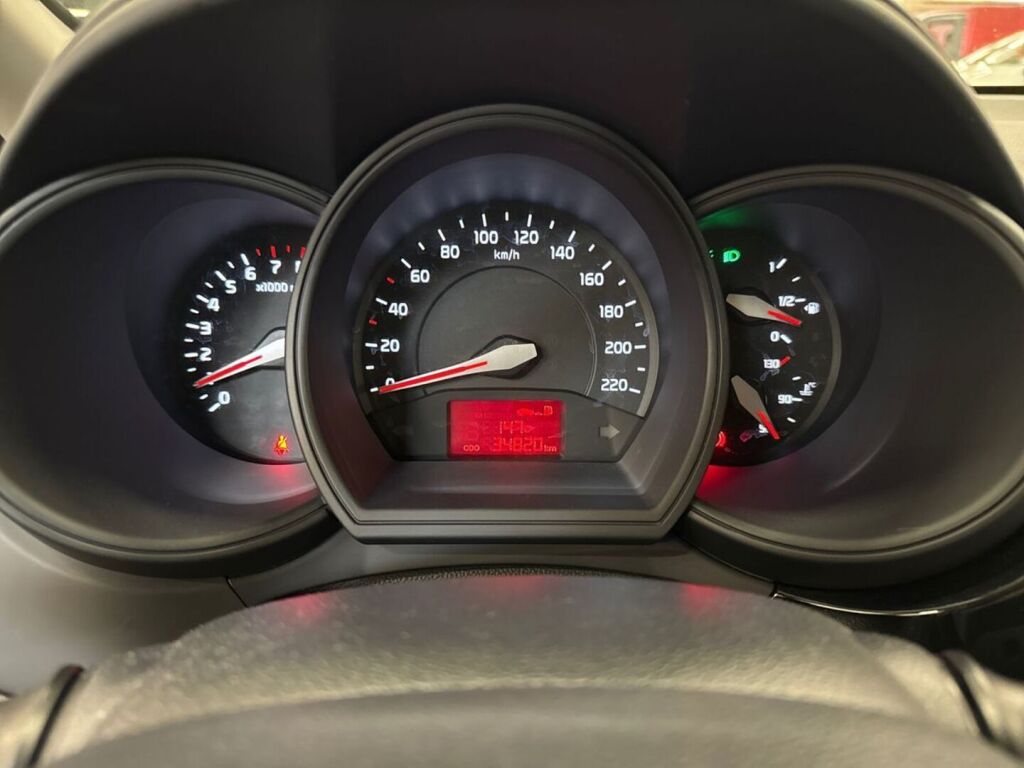 Kia Rio 2015 Punainen
