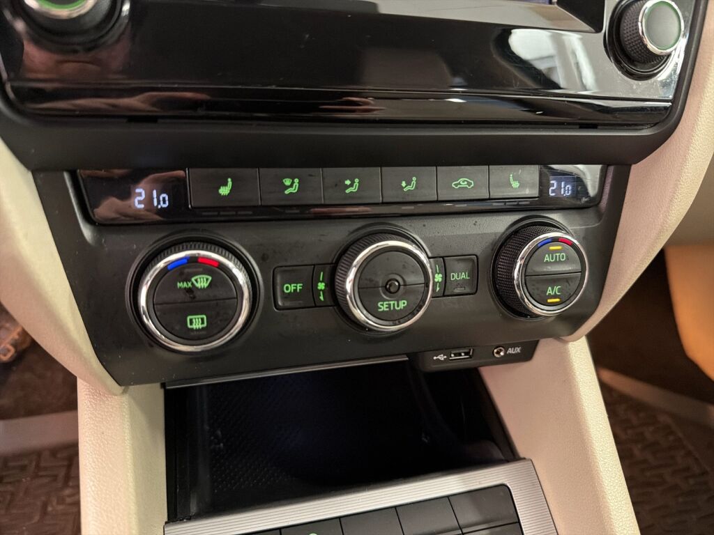 Skoda Octavia 2015 Musta