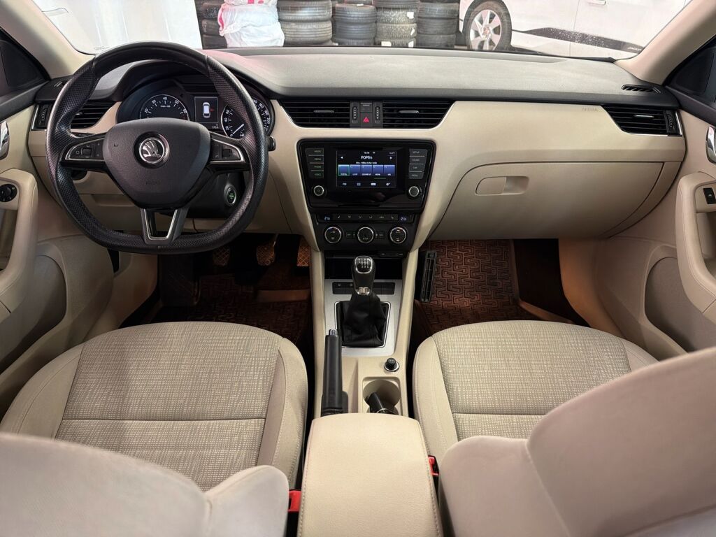 Skoda Octavia 2015 Musta