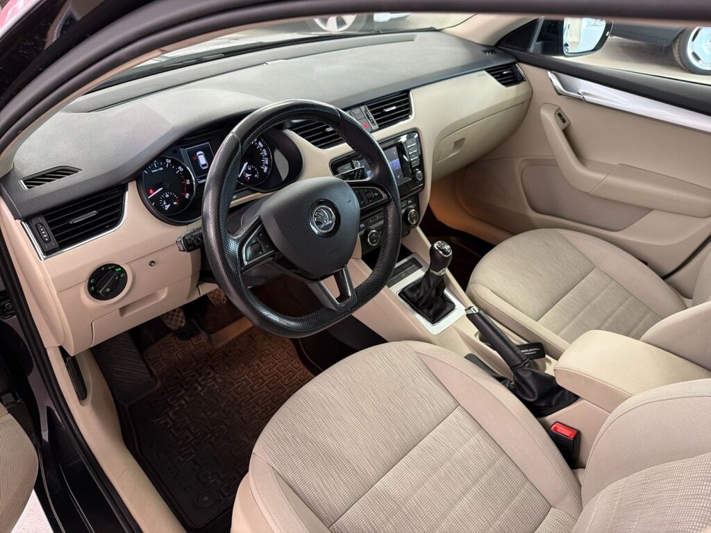 Skoda Octavia 2015 Musta