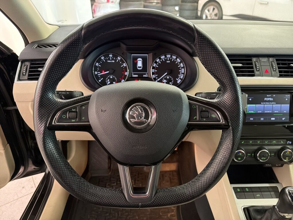 Skoda Octavia 2015 Musta