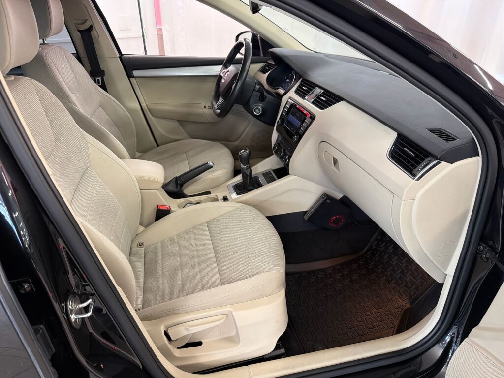Skoda Octavia 2015 Musta