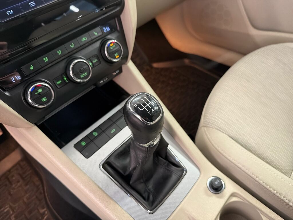 Skoda Octavia 2015 Musta