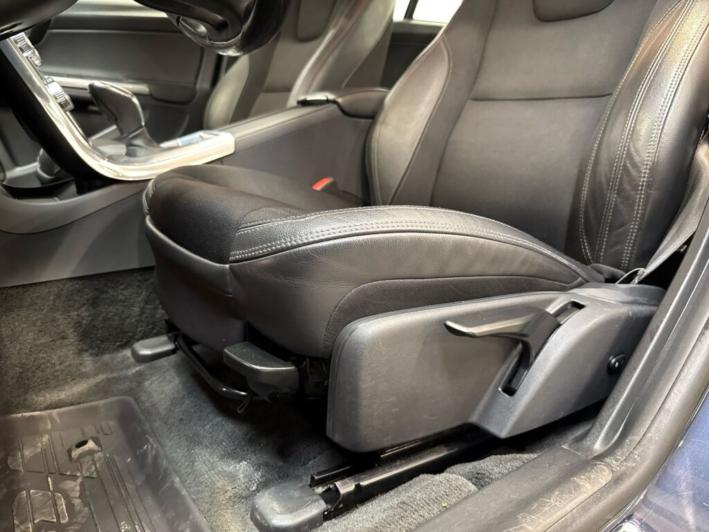 Volvo S60 2015 Sininen