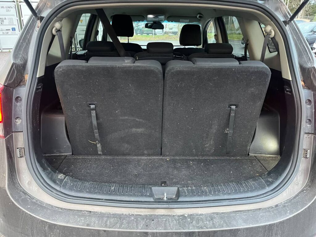 Kia Carens 2015 Ruskea (beige)