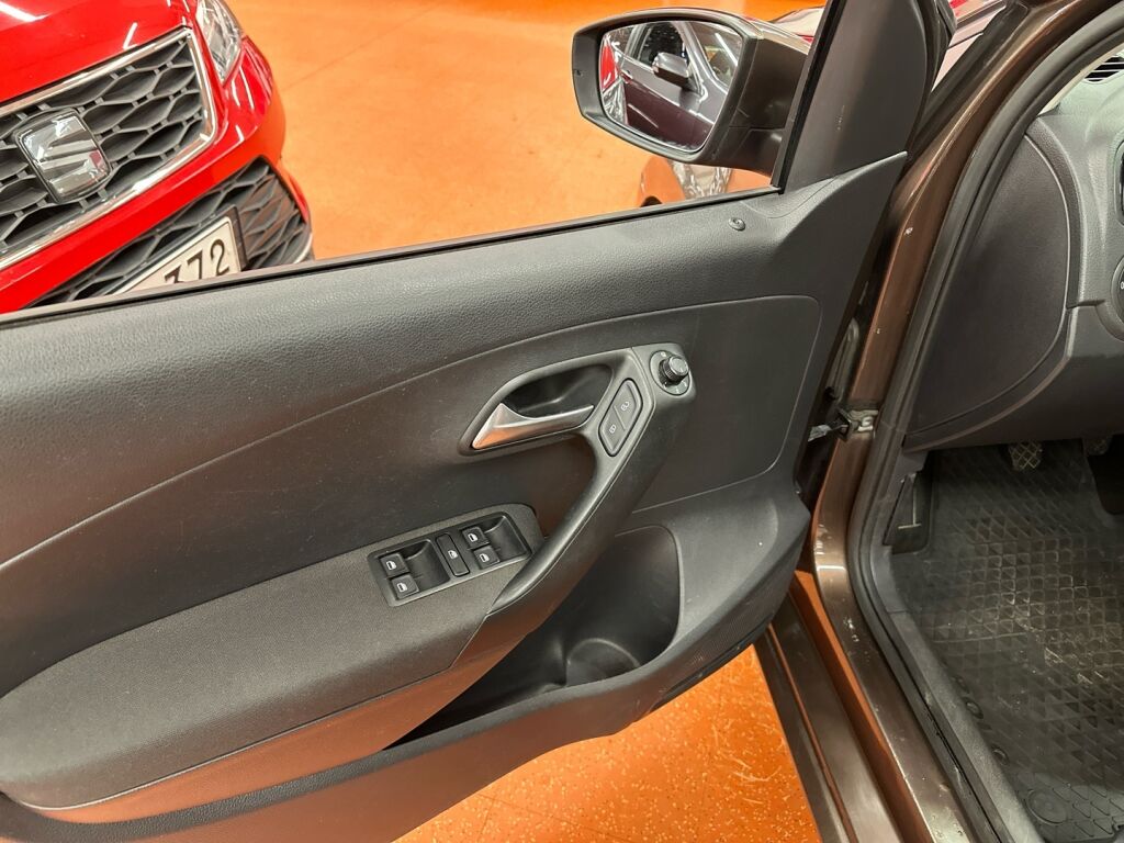 Volkswagen Polo 2015 Ruskea (beige)