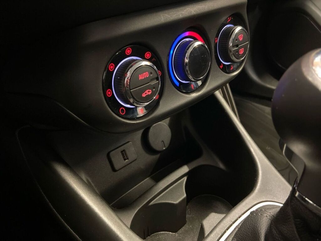 Opel Corsa 2015 Valkoinen