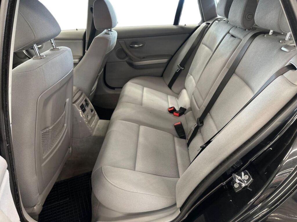 BMW 320 2007 Musta