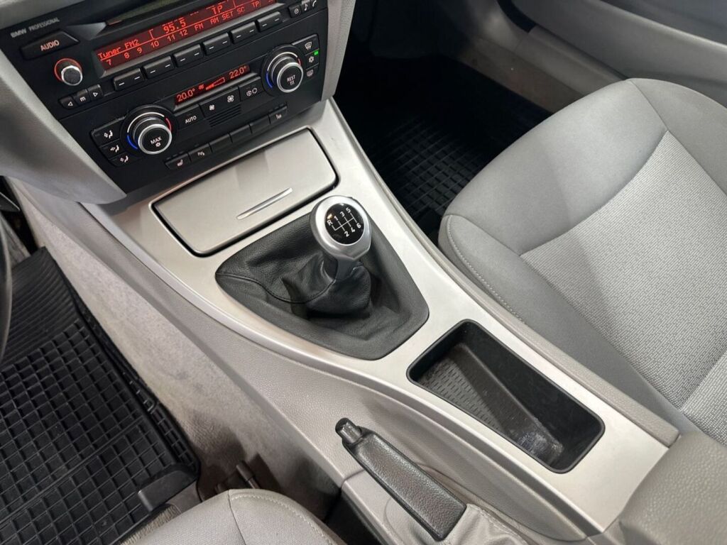 BMW 320 2007 Musta