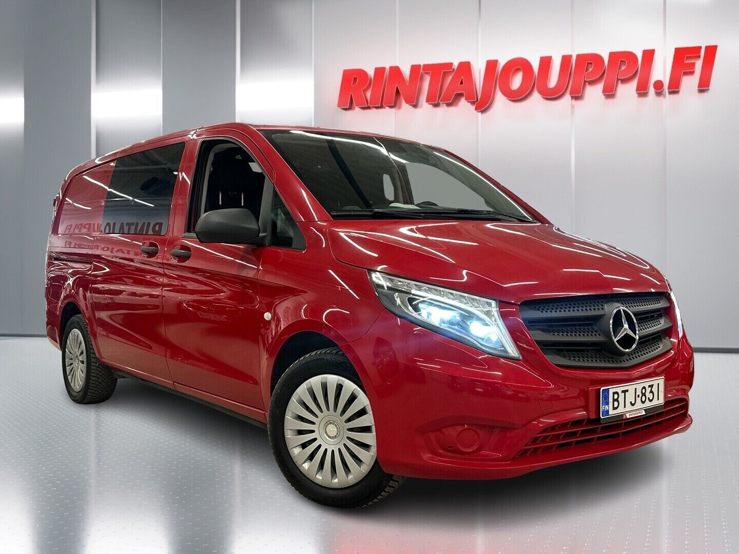 Punainen Mercedes-Benz Vito