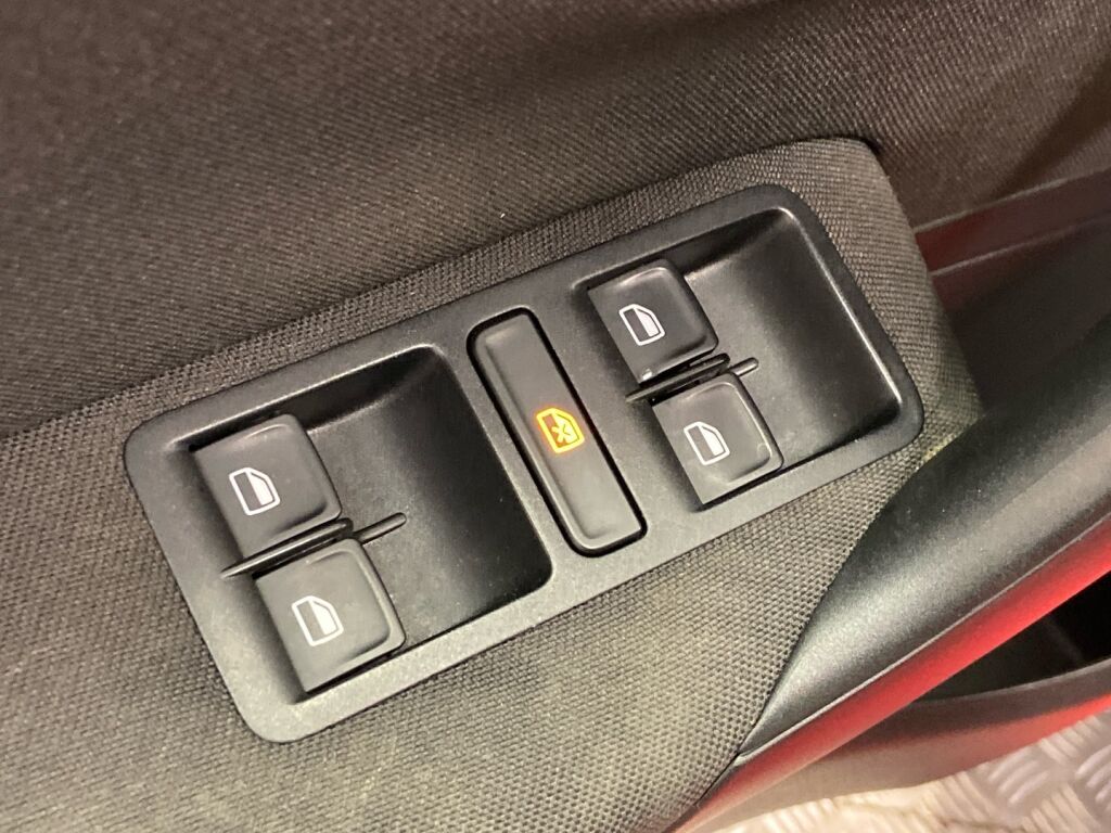 Volkswagen Polo 2015 Punainen