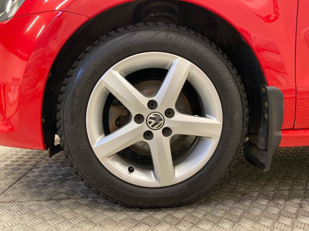 Volkswagen Polo 2015 Punainen