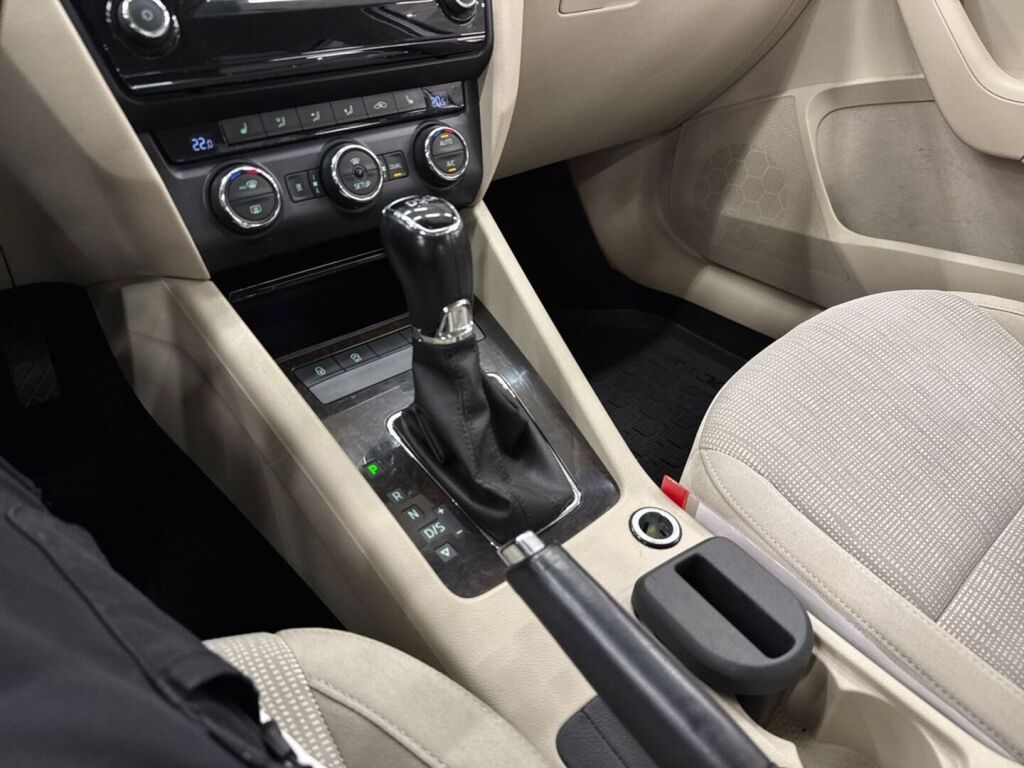 Skoda Octavia 2015 Valkoinen