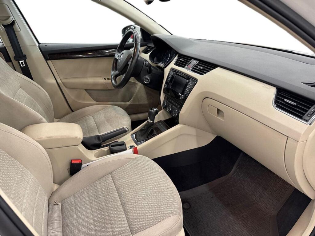 Skoda Octavia 2015 Valkoinen