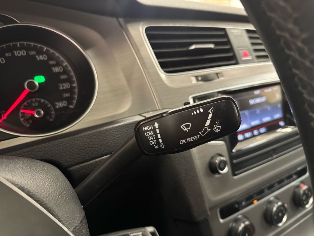 Volkswagen Golf 2016 Valkoinen