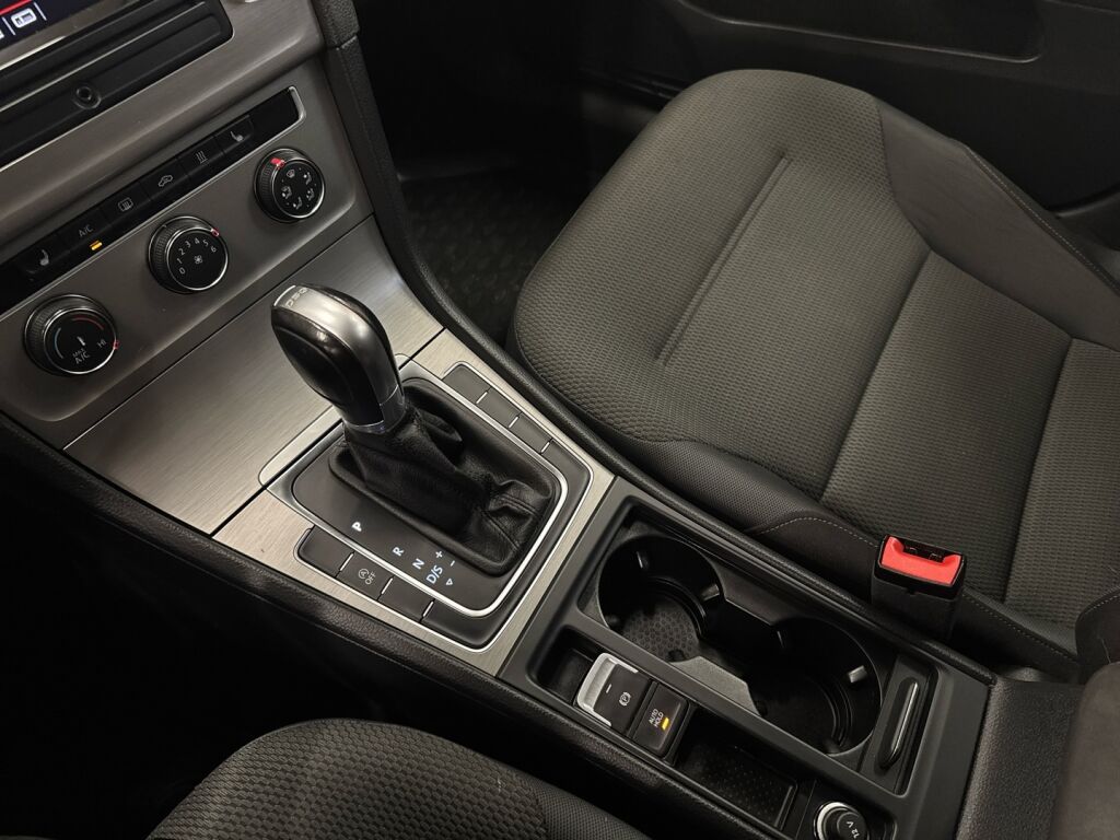 Volkswagen Golf 2016 Valkoinen