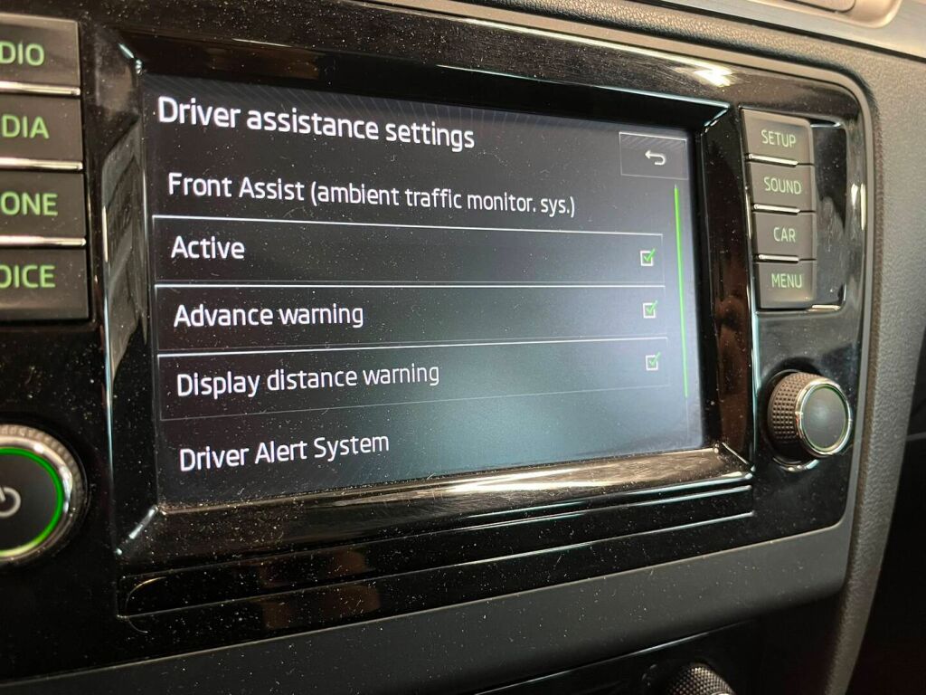 Skoda Rapid 2015 Valkoinen