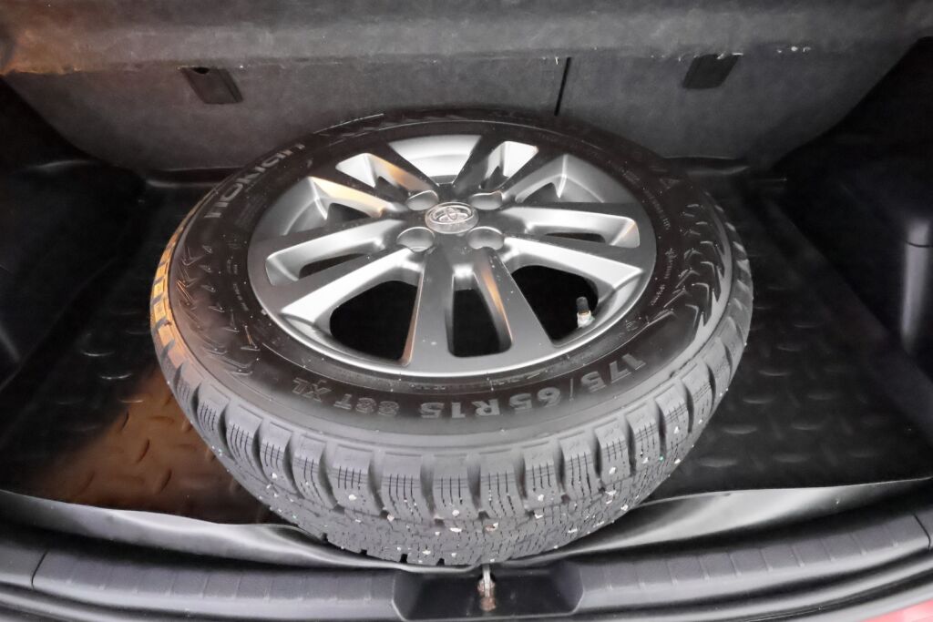 Toyota Yaris 2015 Punainen