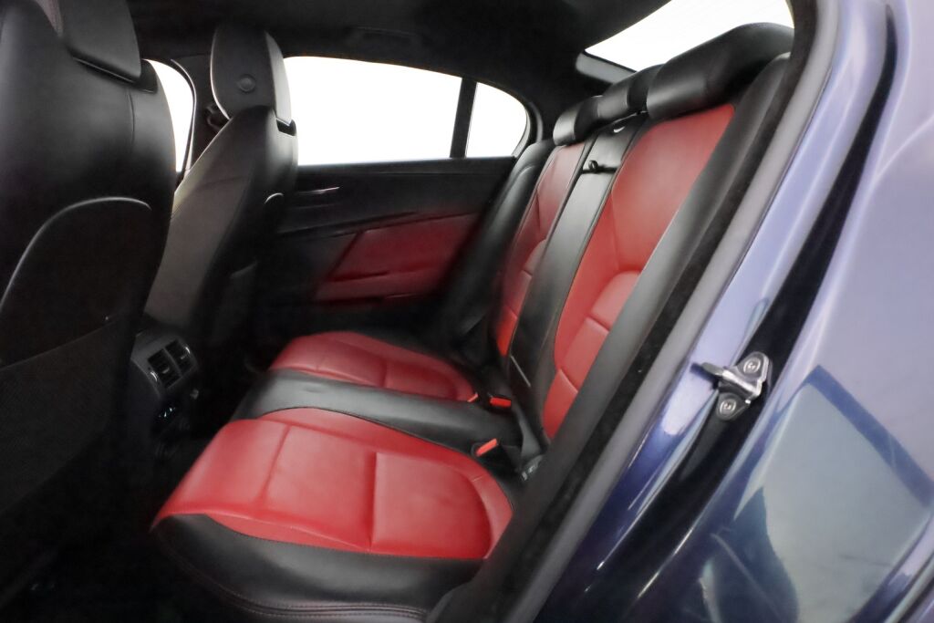 Jaguar XE 2015 Sininen