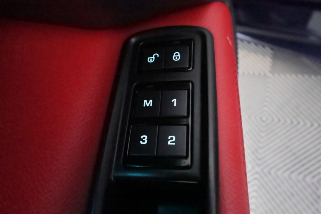 Jaguar XE 2015 Sininen