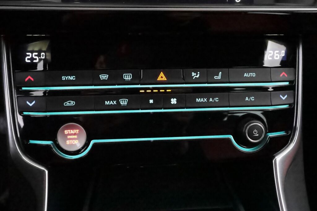 Jaguar XE 2015 Sininen