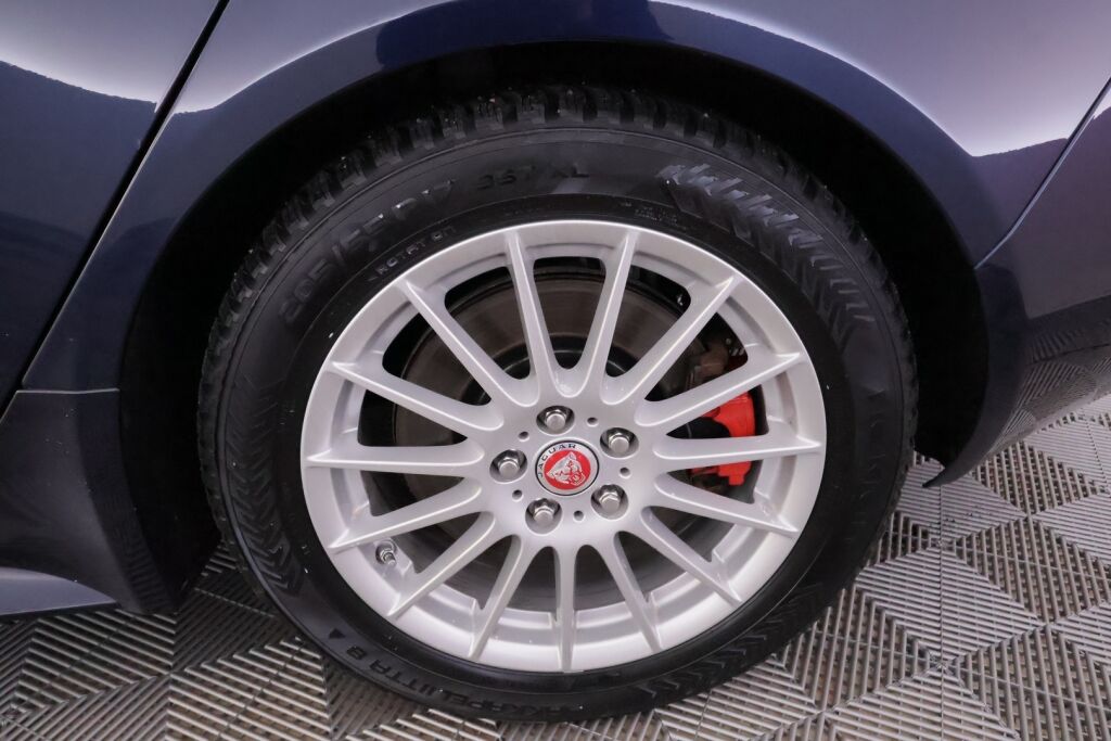 Jaguar XE 2015 Sininen