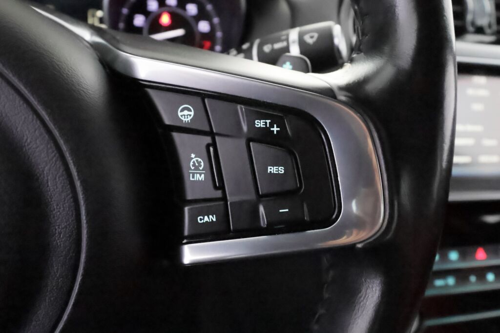 Jaguar XE 2015 Sininen