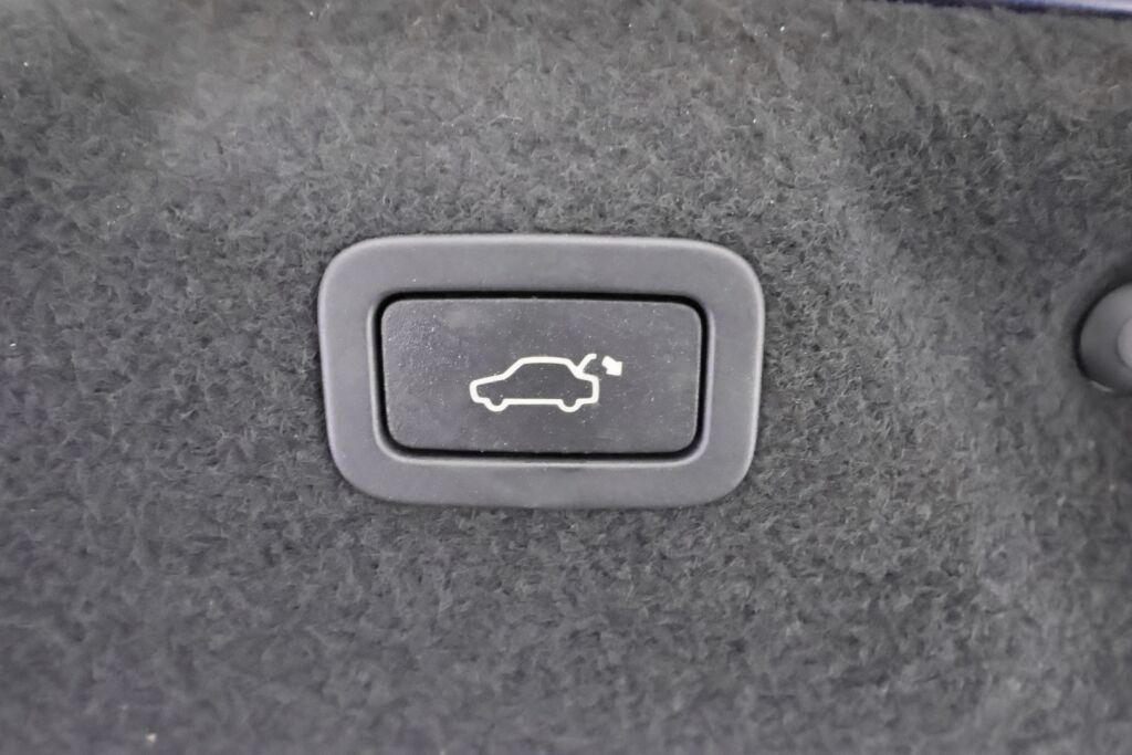 Jaguar XE 2015 Sininen