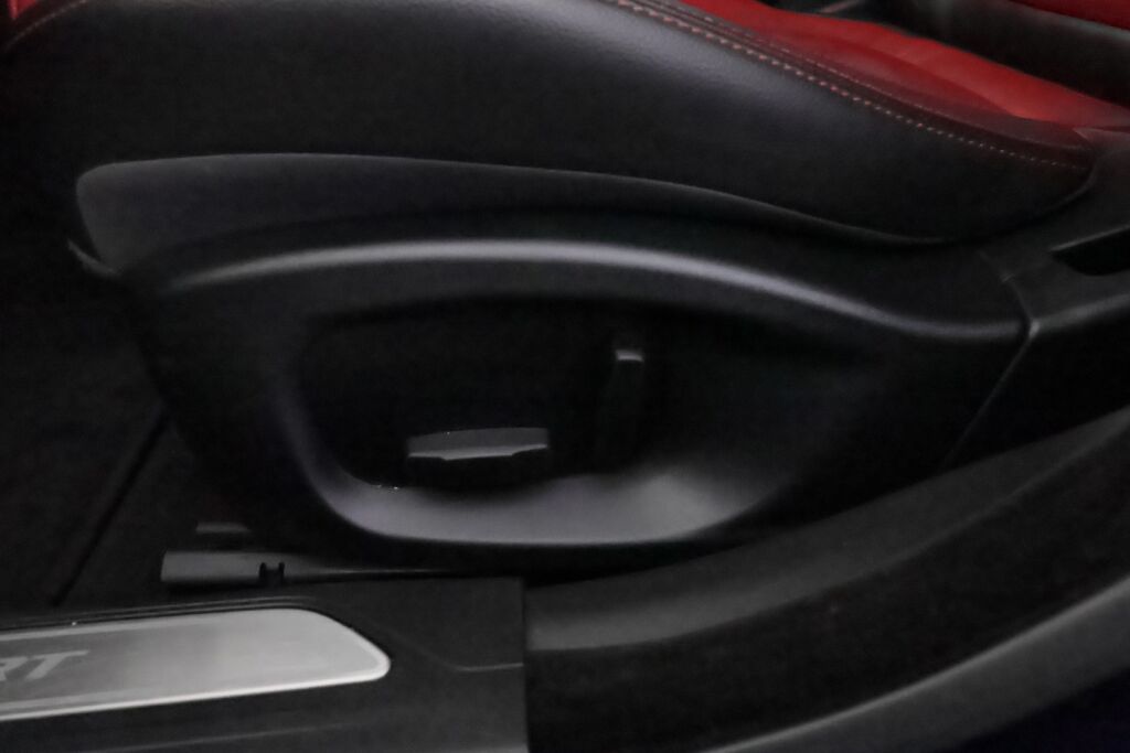 Jaguar XE 2015 Sininen