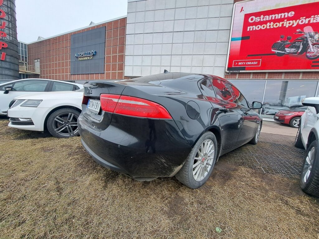 Jaguar XE 2016 Musta