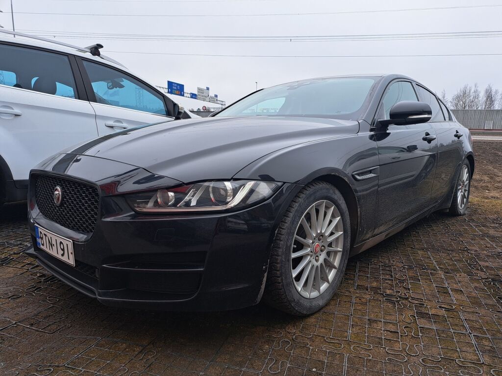 Jaguar XE 2016 Musta