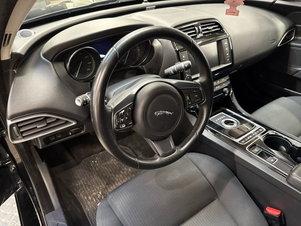 Jaguar XE 2016 Musta