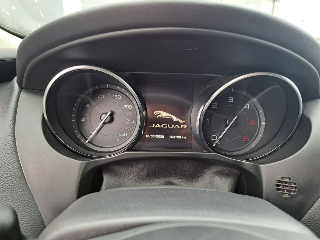 Jaguar XE 2016 Musta