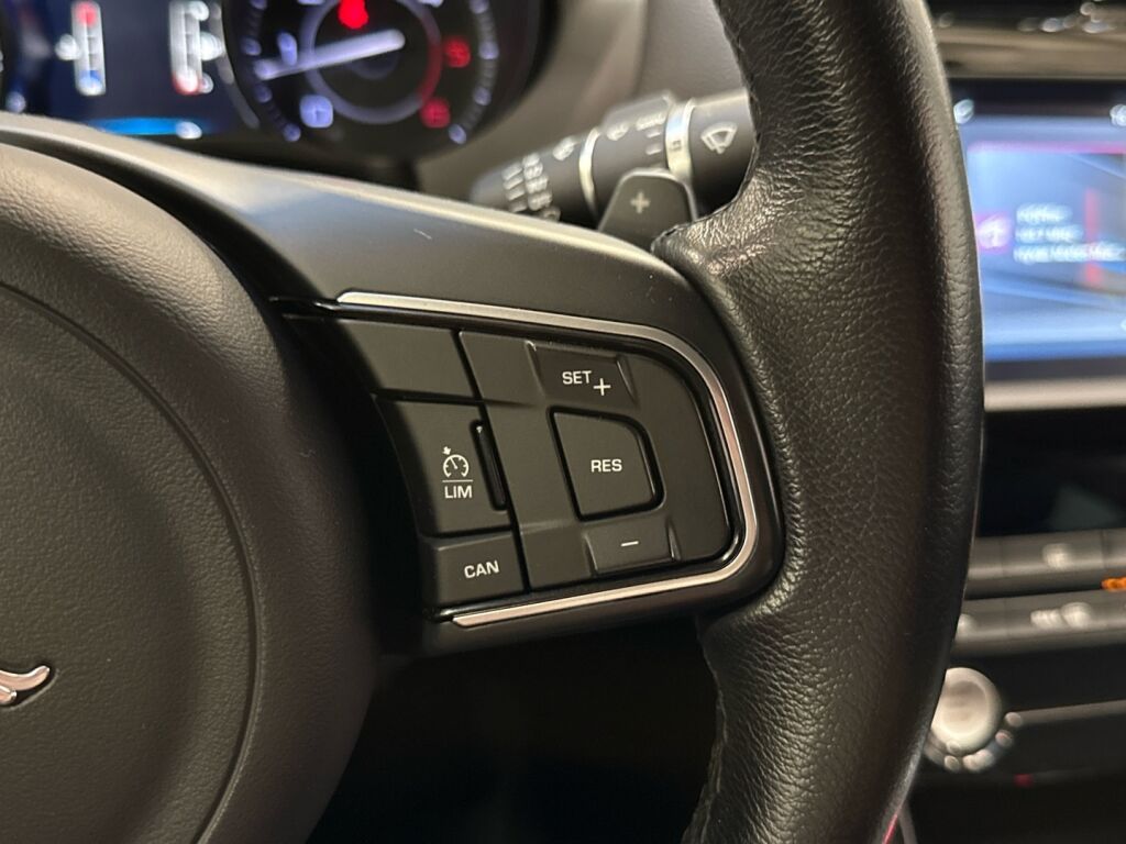 Jaguar XE 2016 Musta