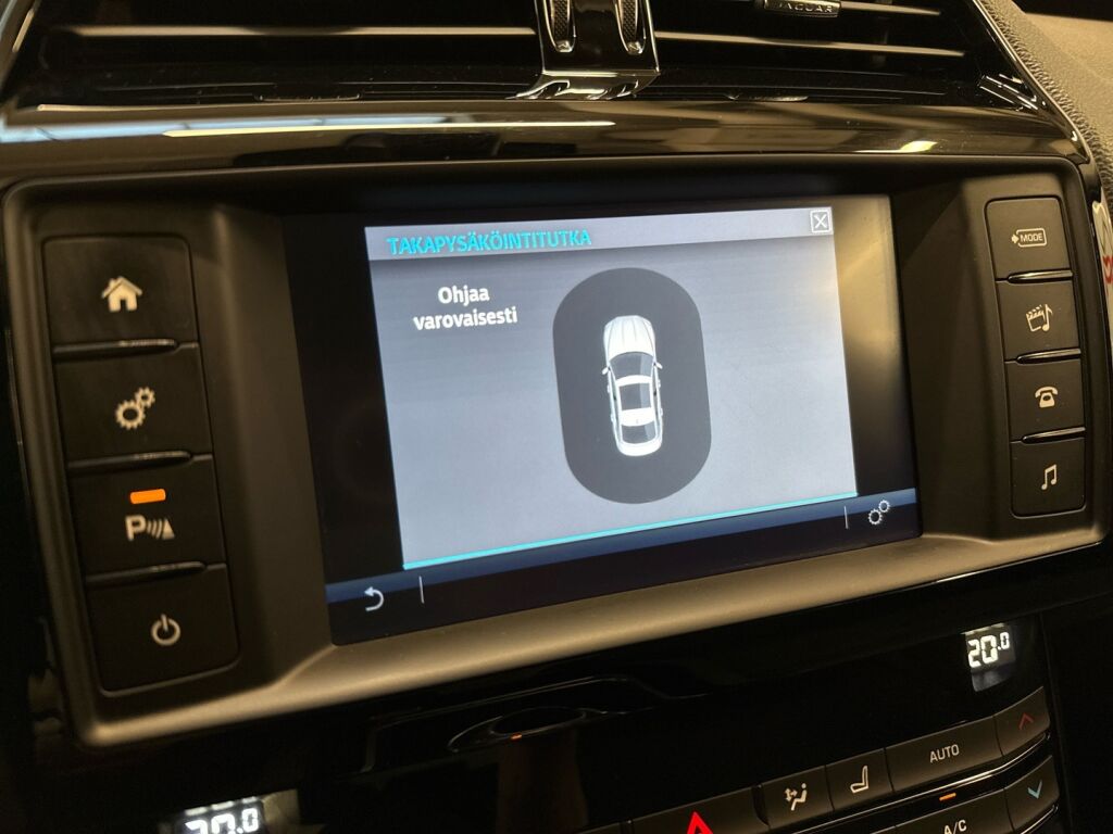 Jaguar XE 2016 Musta